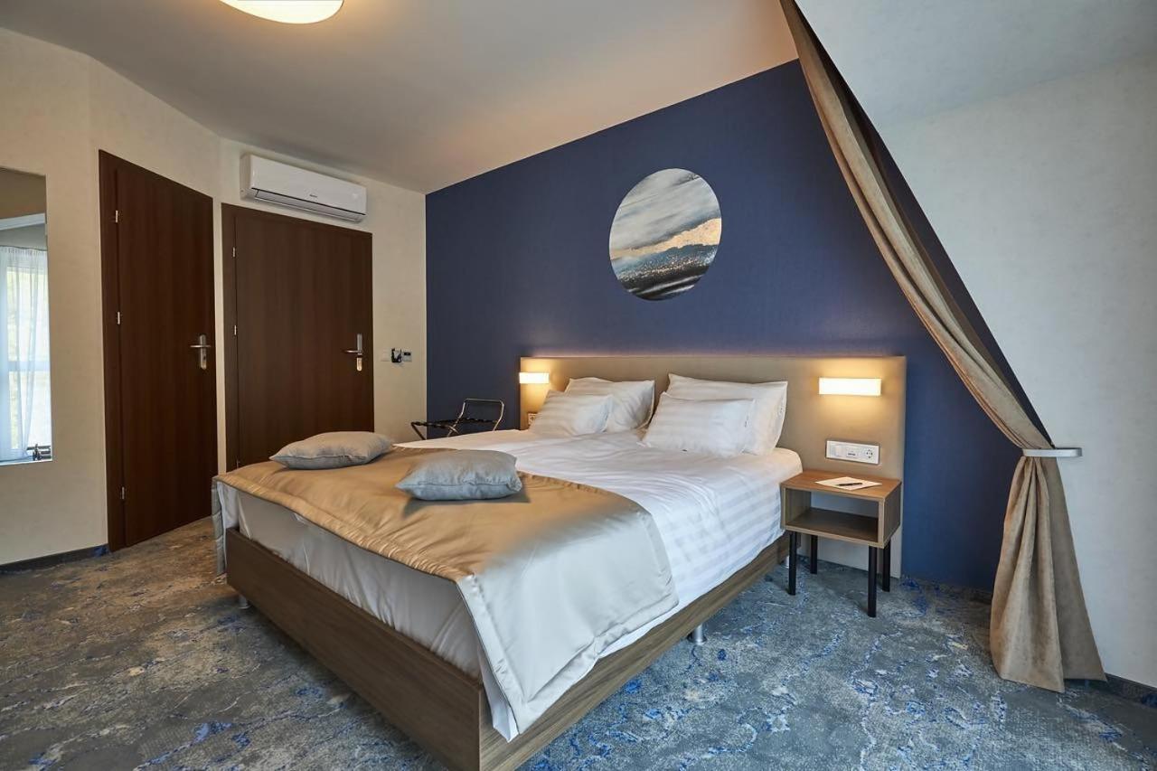 Hotel Crystal Хайдусобосло Экстерьер фото
